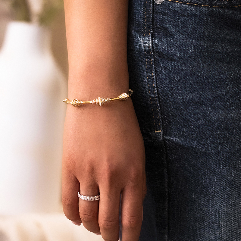 Elegant Gold and Diamond Bracelet